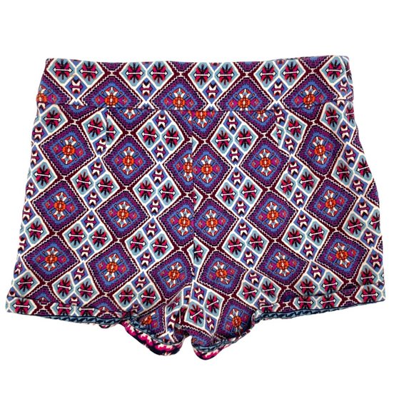 Hollister Aztec Pattern Stretch Shorts with Faux Zipper Pockets - Picture 2 of 7